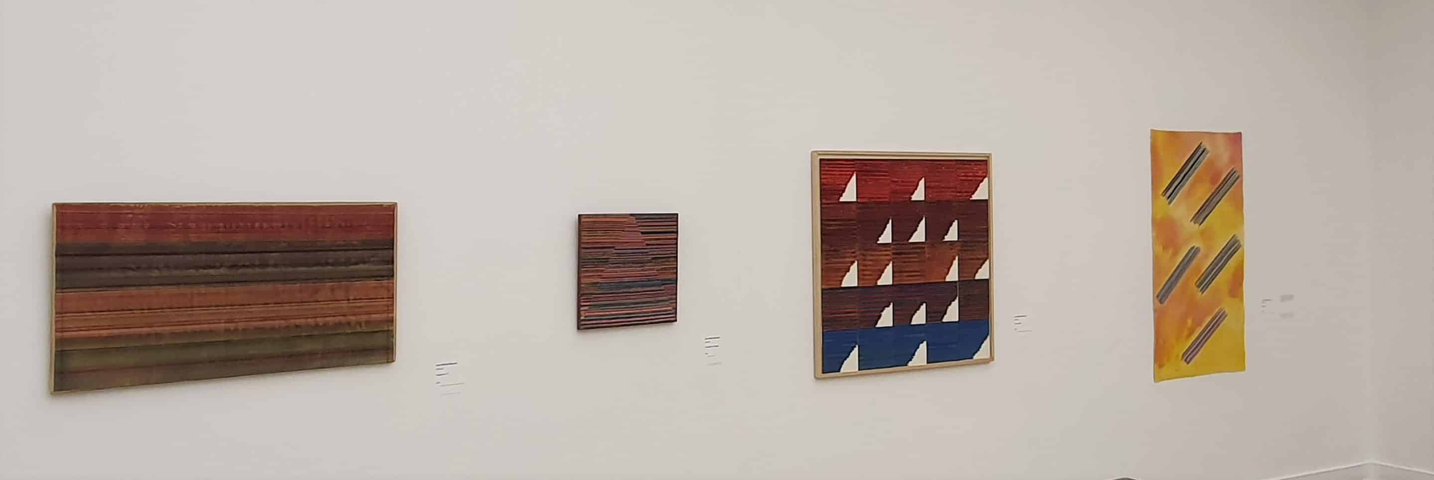 Musée d’art moderne : salle Jean-Michel Meurice – Donation Françoise Marquet-Zao, Fragment n° 9, 1974 ; Toile pliée en triangle, 1976 ; Carrés collés I, 1982 ; Rayures X, 1976. Droits réservés