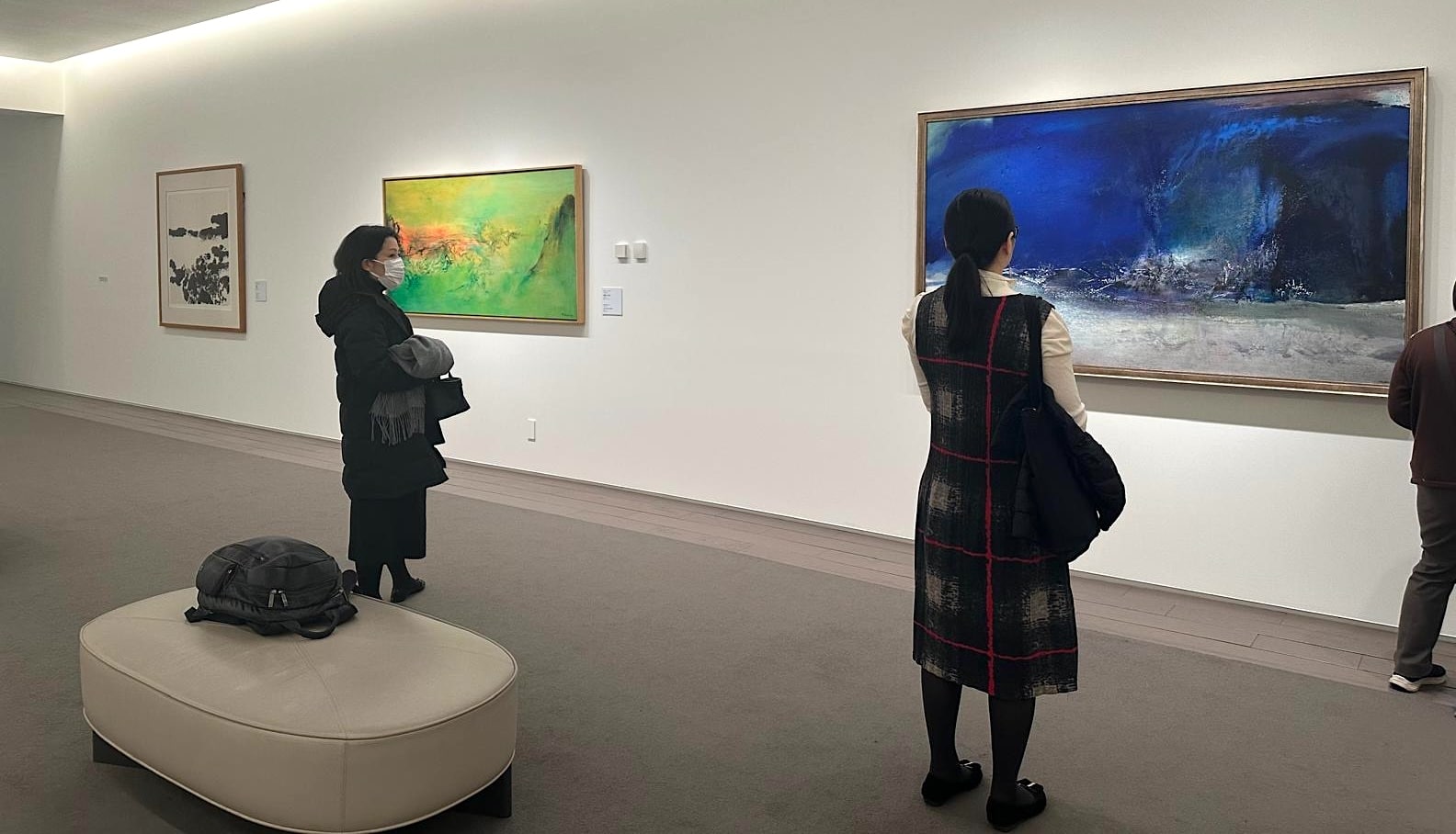 Les œuvres de Hans Hartung, Zao Wou-Ki et Maria-Helena Vieira da Silva dans la salle Abstractions au Musée d’art moderne de Paris. Photo Y.H. Droits réservés<br />
