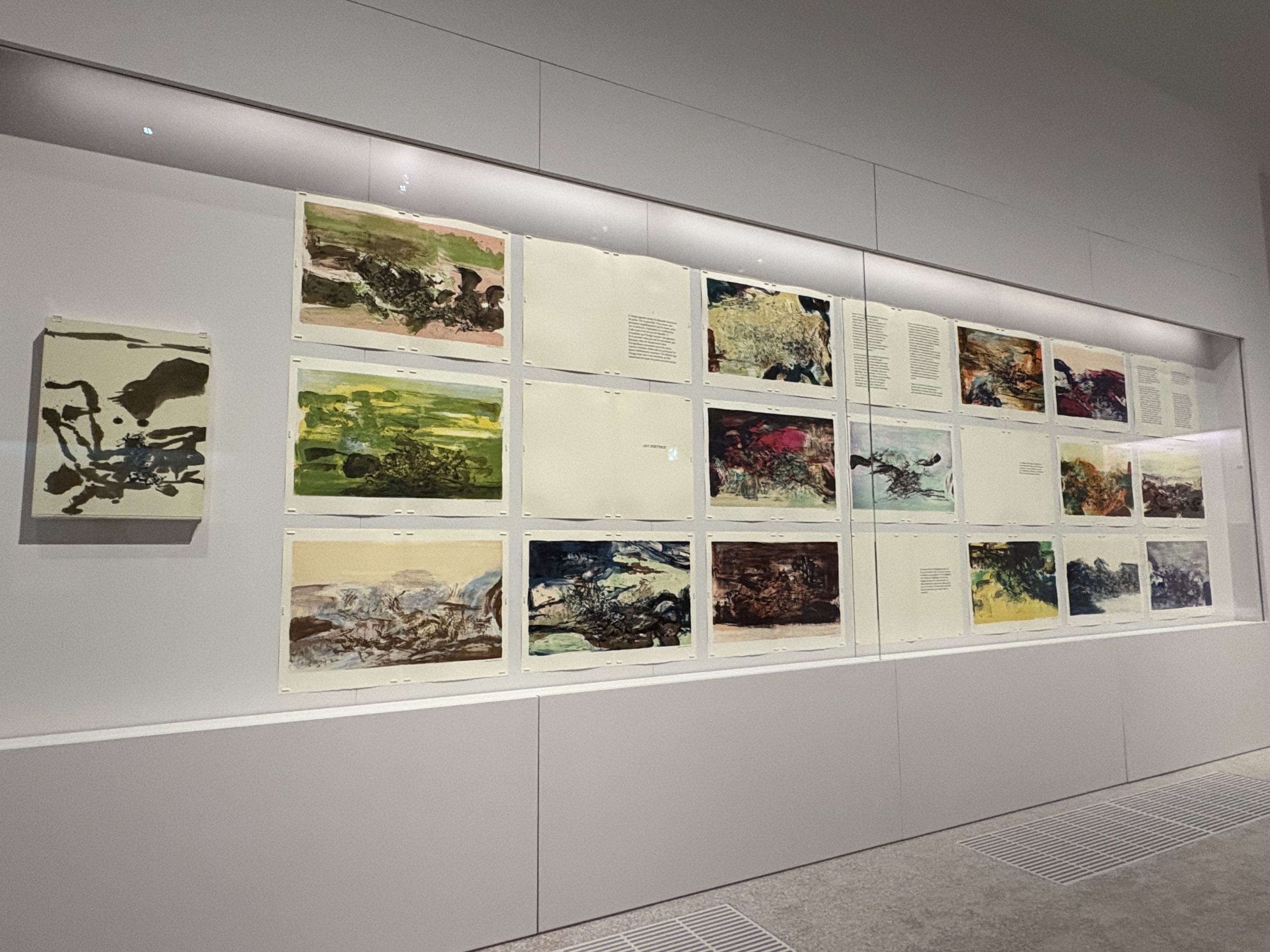 Les œuvres de Hans Hartung, Zao Wou-Ki et Maria-Helena Vieira da Silva dans la salle Abstractions au Musée d’art moderne de Paris. Photo Y.H. Droits réservés<br />
